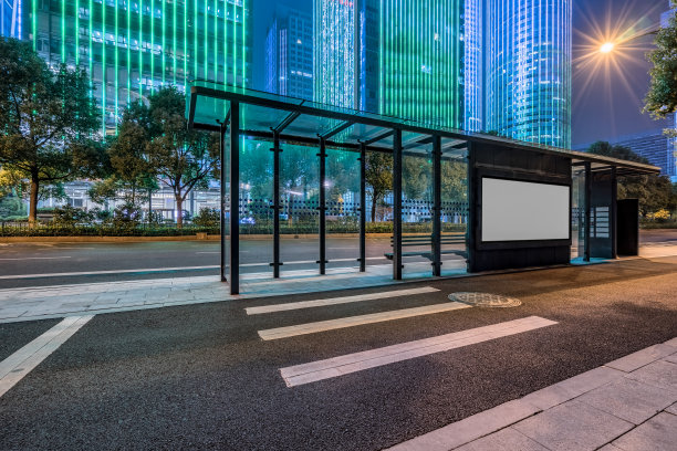晚上公共汽车站的空白广告牌图片下载