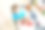 金发小男孩在玩五颜六色的塑料积木，创造火车站图片下载