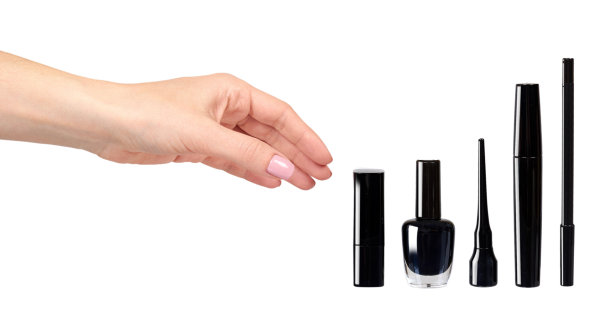 手用黑色睫毛膏、指甲油、口红、眼妆刷。图片下载