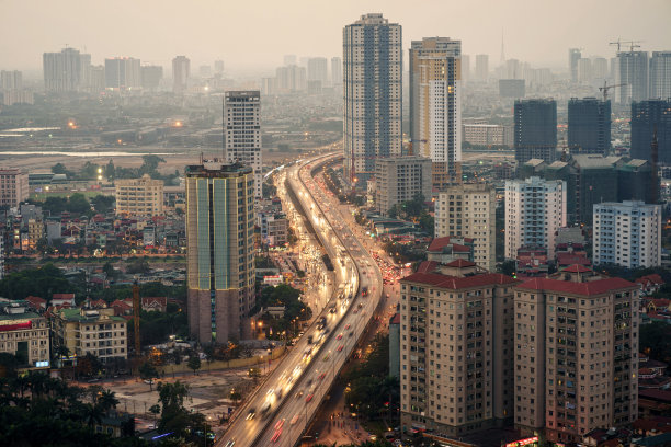 从空中俯瞰越南河内市。河内市日落时期的景观，在一带一路3号黄迈区图片下载
