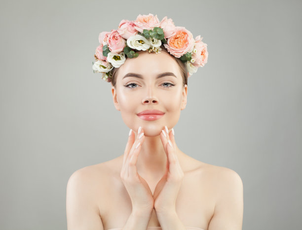 美丽漂亮的女人清澈健康的皮肤和玫瑰花冠肖像图片下载