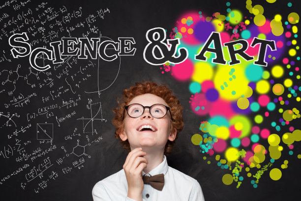 聪明的孩子看数学公式和艺术图案的背景。头脑风暴、创造力和教育理念图片下载