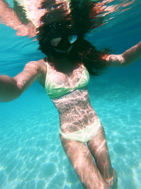 克罗地亚女子自由潜水浮潜图片下载