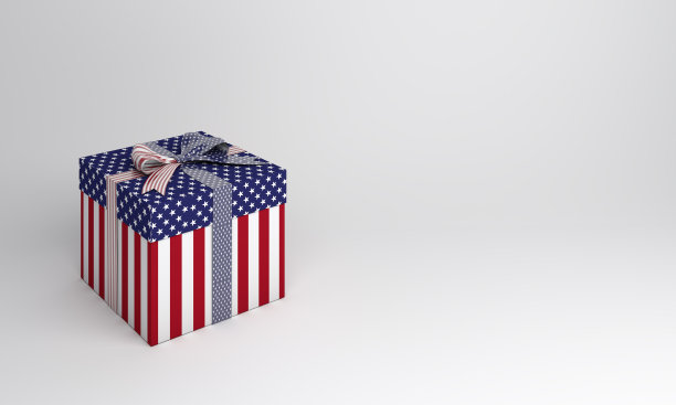 礼盒与美国国旗的演播室照明白色背景。图片下载
