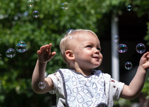 宝宝在玩肥皂泡图片下载