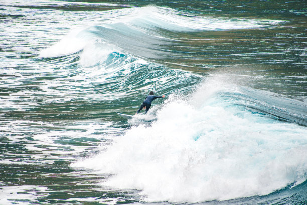 冲浪者骑波图片下载