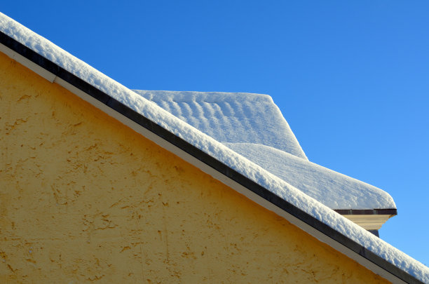 房子的屋顶被雪覆盖着图片下载