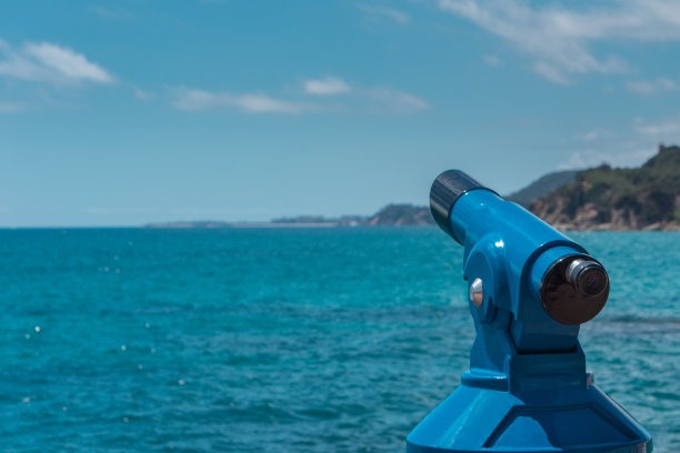 蓝色望远镜-全景双筒望远镜，供游客观赏海景图片下载