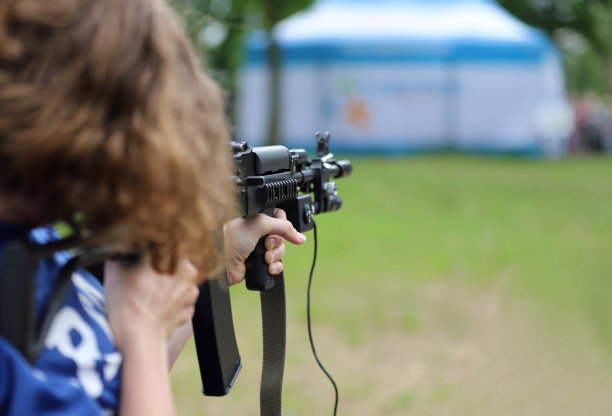 拿着来复枪的女孩图片下载