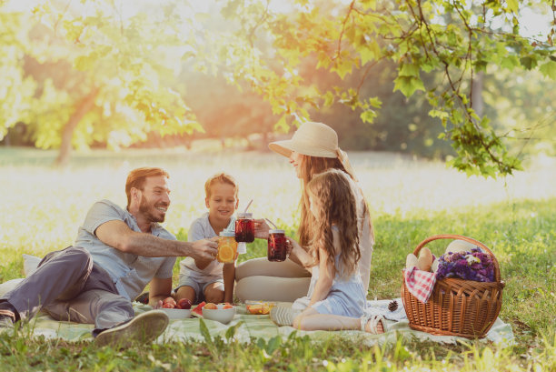 健康的家庭在大自然中野餐图片下载