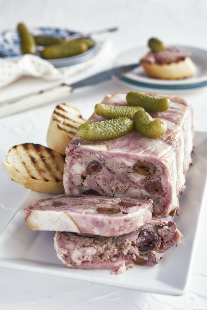 肉汤配泡菜和烤面包片。图片下载