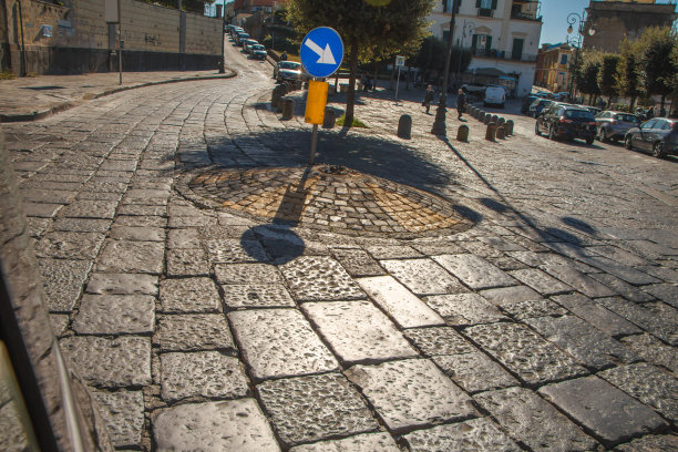 路面上的环形交通和一个带有箭头的标志的特写，照片摄于道路水平图片下载