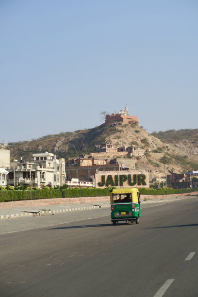 印度拉贾斯坦邦斋浦尔Aravalli山的Surya Mandir(太阳庙)/ Galtaji(猴子庙)岩石裸露处的绿色斋浦尔道路标志图片图片下载