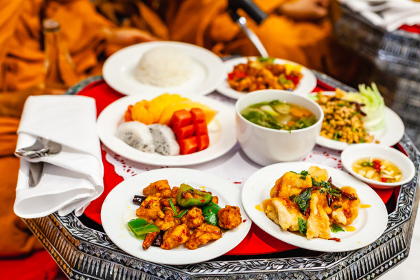 食物组:烤猪肉片，炸鱼片，炒花椰菜，麻辣肉馅。泰国传统婚礼上新婚夫妇向僧侣赠送的食物。图片下载