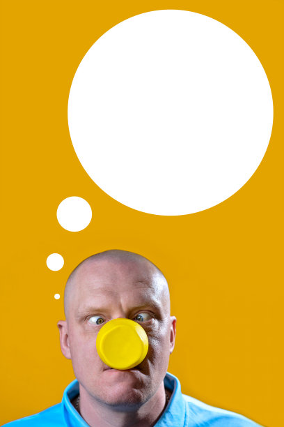 一名戴着黄色眼镜而不是鼻子的男子在黄色背景下惊奇地转动着眼睛图片下载