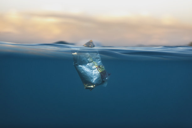 海洋中的食物包装垃圾图片下载