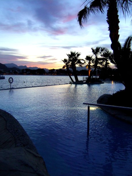 日落的海面，水池和棕榈树图片下载