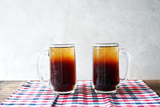 灰色背景的桌布上放着两杯冰凉的饮料。图片下载