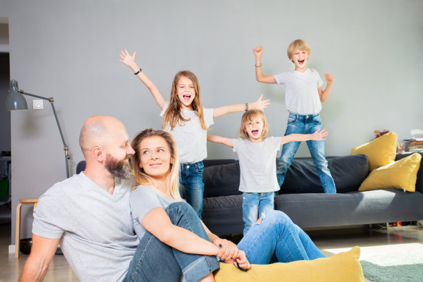 家人在家里享受周末时光图片下载