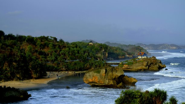 山上的拜伦海滩图片下载