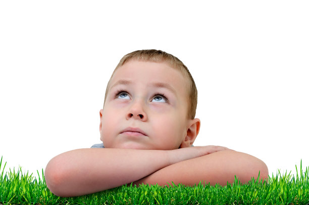 小男孩用手抱着头抬头看图片下载