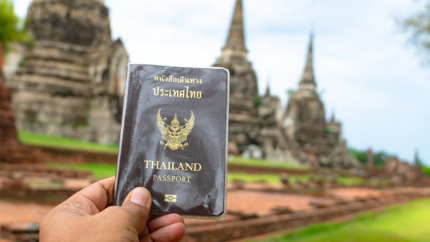 在泰国大城府持有泰国护照的游客图片下载