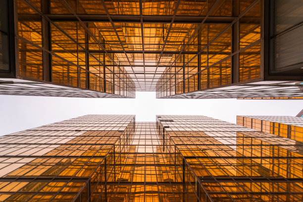 现代摩天大楼外部低角度的视角图片下载