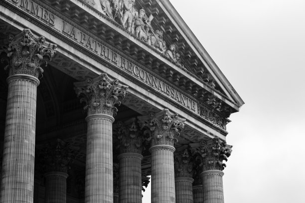 法国巴黎万神殿山形墙和圆柱的黑白图像。图片下载