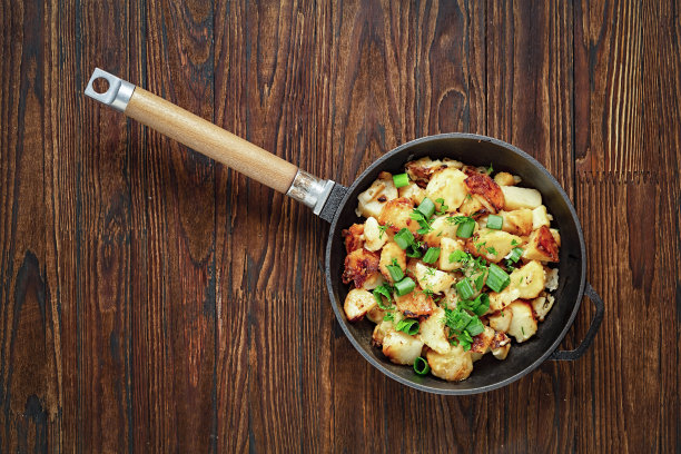 炸土豆，早餐土豆，铸铁，土豆泥，股票照片，在煎锅，洋葱，铁煎锅，切片图片下载