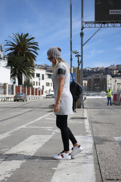 走在街上的女人图片下载