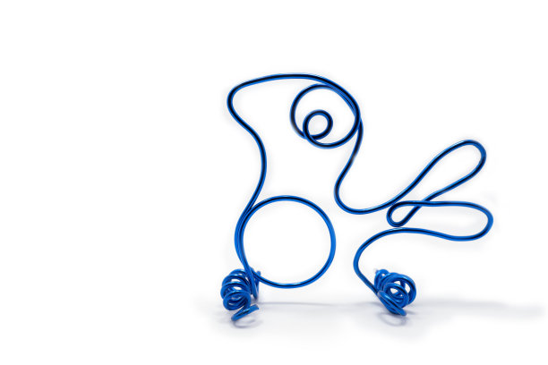 用铝线制作的手工小鸟的选择性对焦图片，带有孤立的白色背景和复制空间，特写背景图片下载