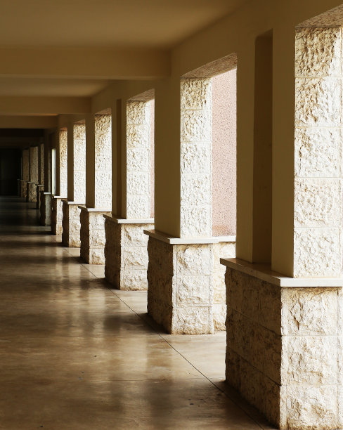 排列着石头的柱子图片下载