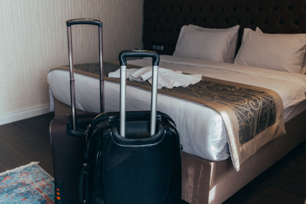 行李在旅馆房间里图片下载