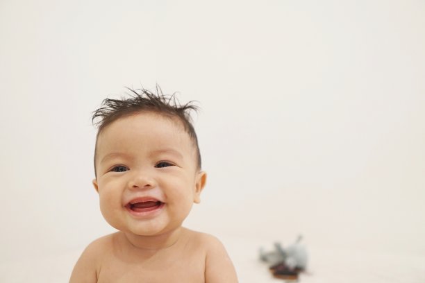 一个快乐宝宝的特写照片图片下载