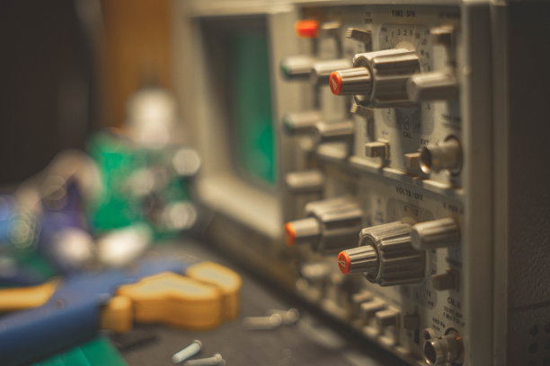 老式示波器在工作台上图片下载