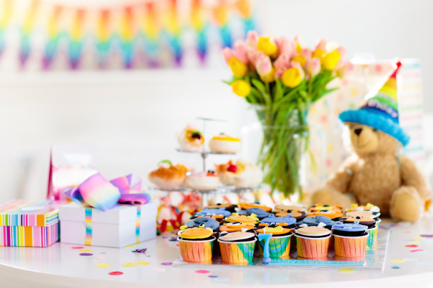 儿童生日纸杯蛋糕，儿童丛林派对。图片下载