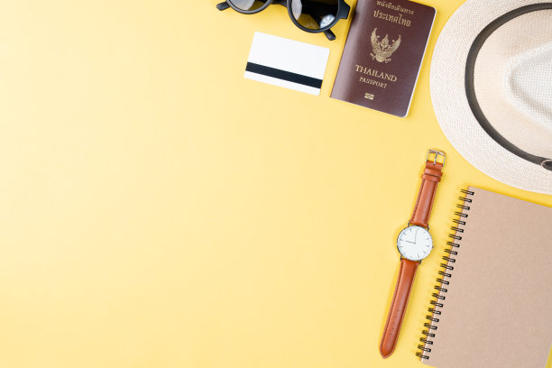 俯视图旅游概念与配件在黄色的背景图片下载