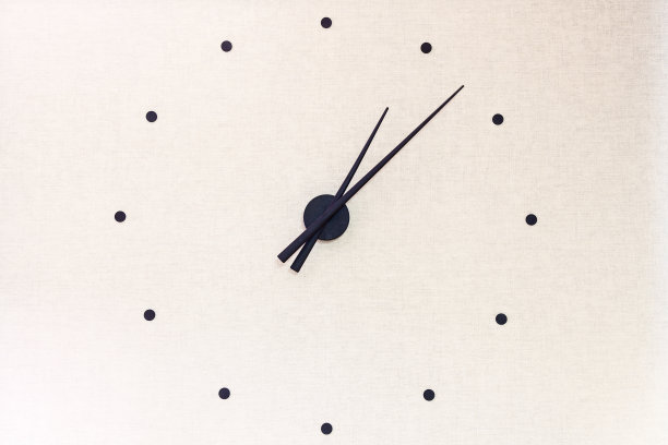 黑色的指针挂在墙上图片下载