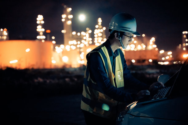 工程石化亚洲人工作到很晚和智能平板电脑在炼油石油和天然气工业工厂晚上图片下载