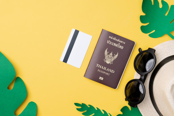 俯视图的夏季概念与配件在黄色的背景图片下载