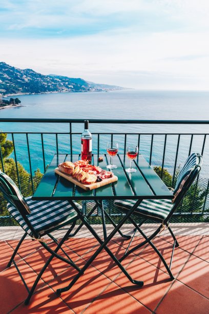 两杯葡萄酒和意大利小吃，在意大利日落美景。图片下载