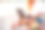 孤立的观点，真实的女人与笔记本电脑在海边工作。自由职业者女孩与团队在热带岛屿远程办公。在海滩上上网打字的女性。旅行博客图片下载