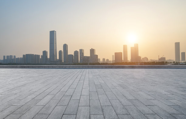 中国深圳空荡荡的楼层和城市的天际线图片下载