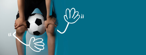 足球守门员脏了膝盖，把球夹在两腿之间图片下载