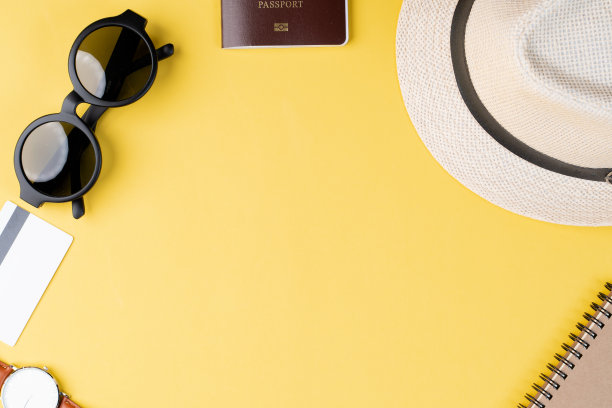 俯视图旅游概念与配件在黄色的背景图片下载