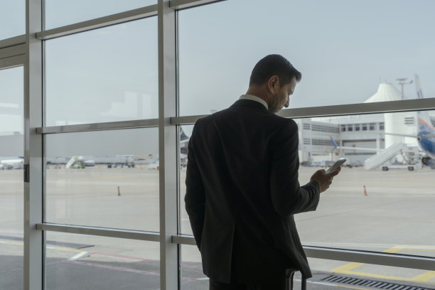 商人在机场图片下载