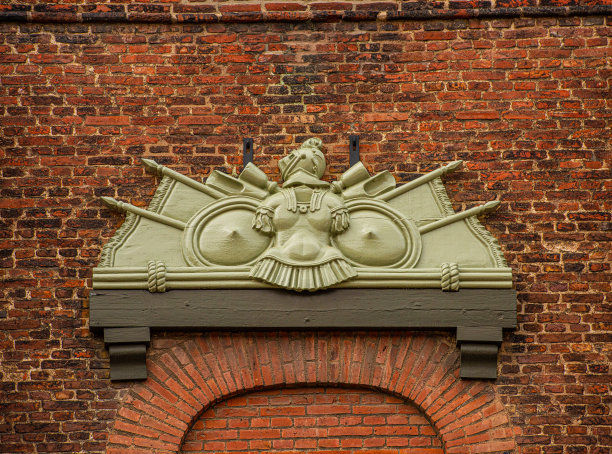 军用门饰由砖墙包围。图片下载