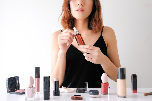 年轻美丽的亚洲女性应用化妆和使用护肤血清美容的美丽概念图片下载