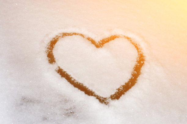 画在雪白的天鹅绒玻璃上的心。图片下载