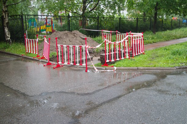 城市里有红色和白色的紧急围栏图片下载